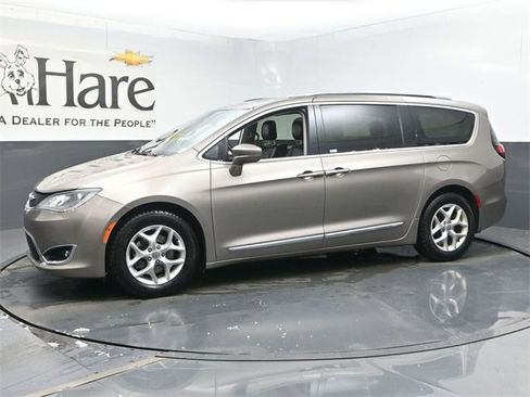 Used 2018 Chrysler Pacifica Touring-L Plus w/ Tire & Wheel Group image 33