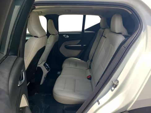 Used 2021 Volvo XC40 T4 Momentum w/ Premium Package FWD image 19