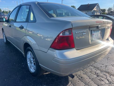 Used 2006 Ford Focus ZX4 Sedan FWD image 5