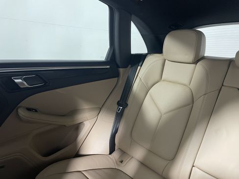 Used 2025 Porsche Macan image 15