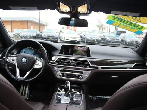 Used 2018 BMW 740i image 30