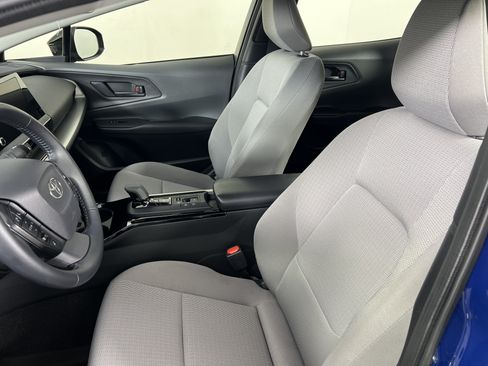 Used 2025 Toyota Prius LE AWD/4WD image 16