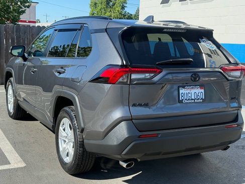 Used 2021 Toyota RAV4 XLE w/ Convenience Package FWD image 4