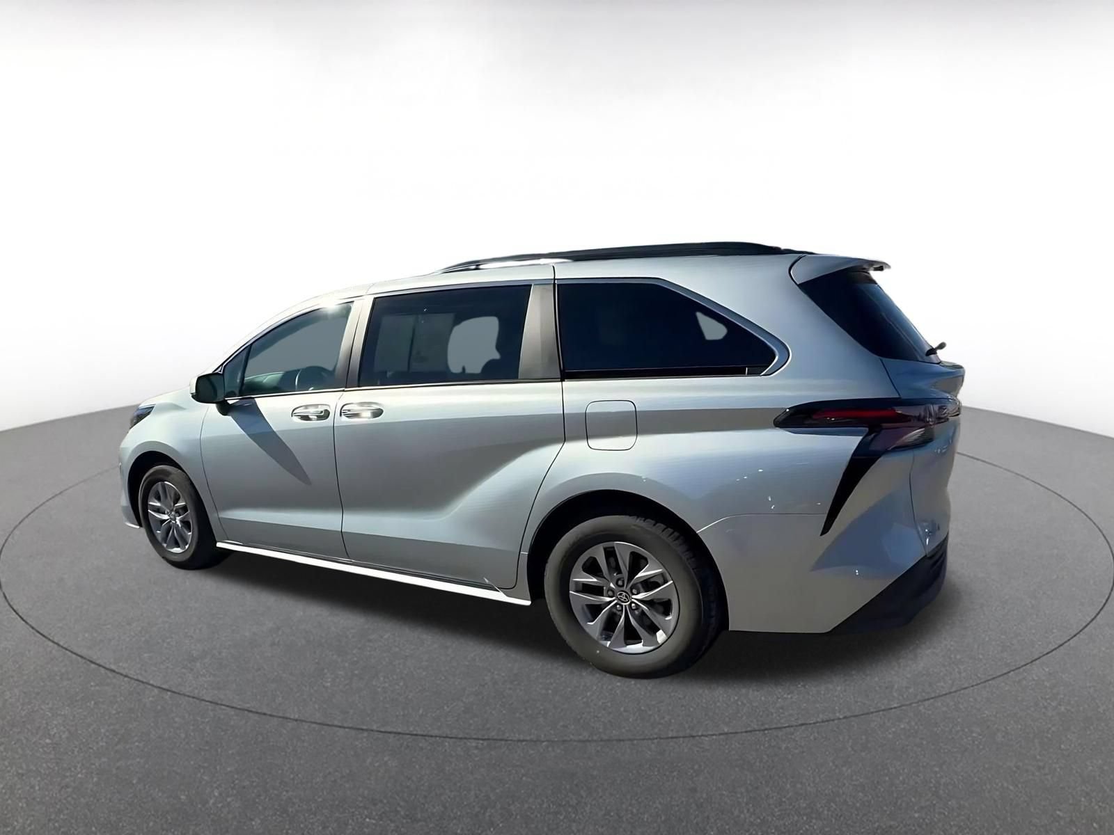 Used 2025 Toyota Sienna XLE FWD image 9