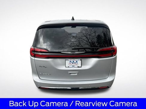 Used 2023 Chrysler Pacifica Touring-L FWD image 8