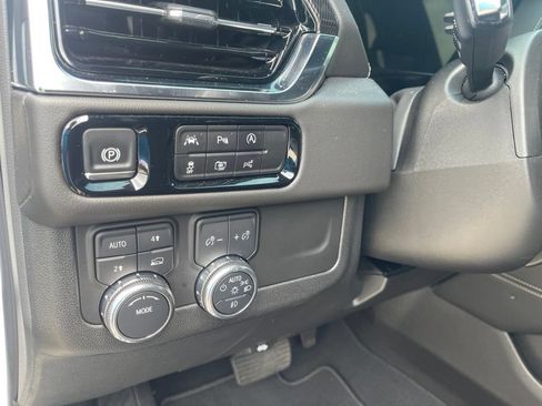 Used 2025 GMC Yukon Elevation AWD/4WD image 8