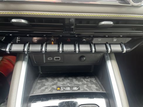 Used 2023 Chevrolet Colorado ZR2 w/ ZR2 Convenience Package III image 32