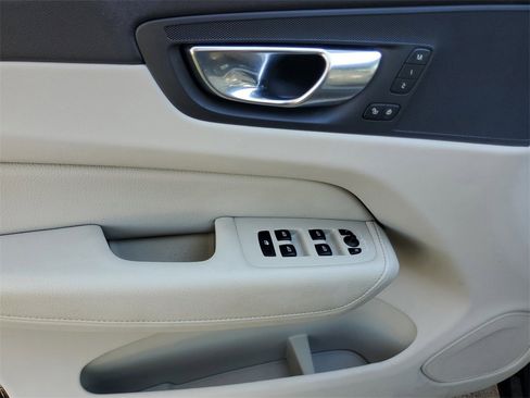 Certified 2022 Volvo XC60 B5 Momentum image 21