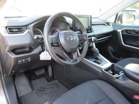 Used 2019 Toyota RAV4 LE FWD image 17