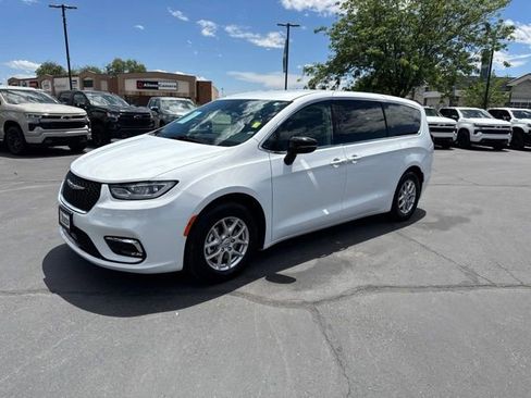Used 2024 Chrysler Pacifica Touring-L FWD image 3