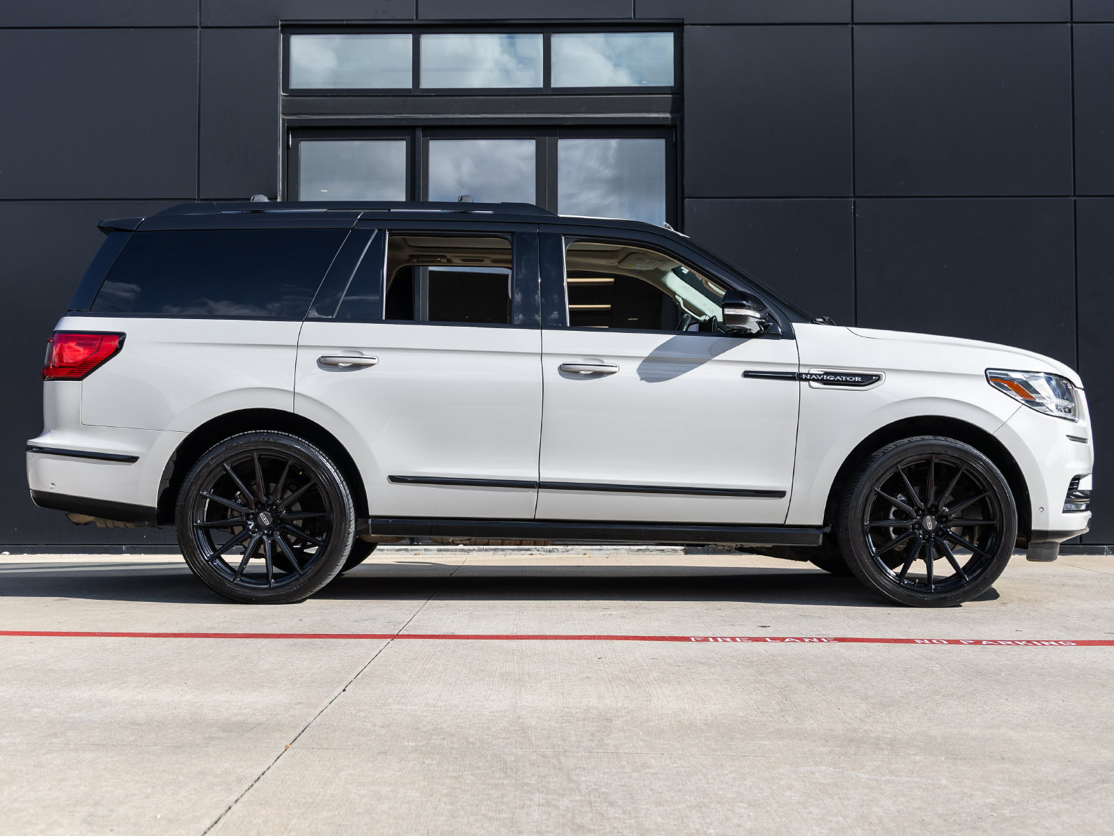 Used 2021 Lincoln Navigator Reserve w/ Luxury Package RWD image 10