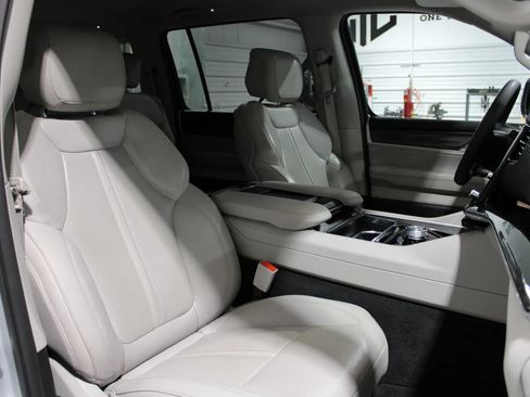 Used 2023 Jeep Wagoneer 4WD image 15