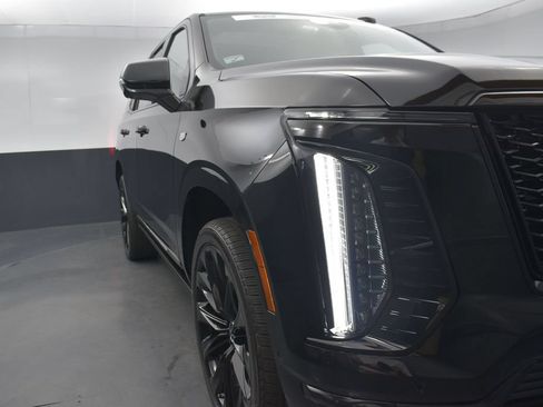 Certified 2026 Cadillac Escalade Platinum Sport w/ LPO, ONYX Package AWD/4WD image 41