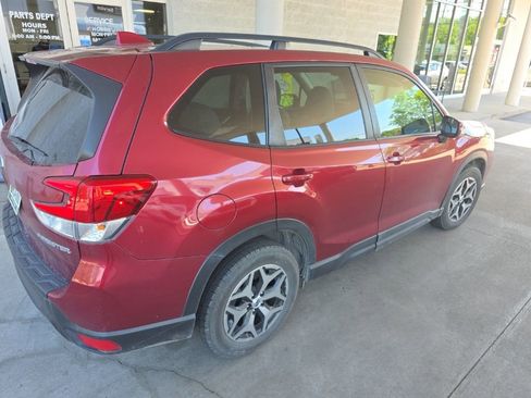 Used 2020 Subaru Forester Premium AWD/4WD image 7