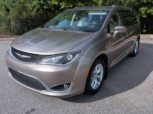 Used 2017 Chrysler Pacifica Touring-L Plus w/ Tire & Wheel Group FWD image 8