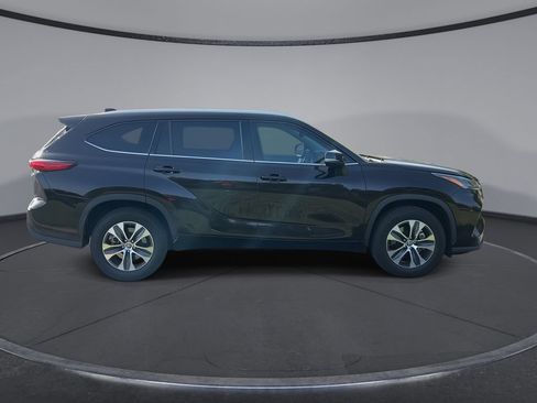Used 2022 Toyota Highlander XLE FWD image 9