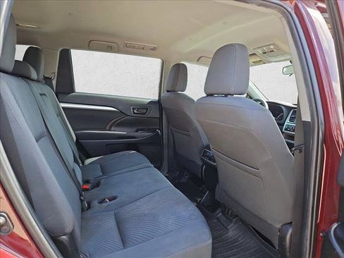 Used 2019 Toyota Highlander LE FWD image 19
