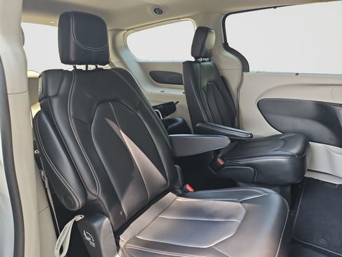Used 2023 Chrysler Pacifica Touring-L FWD image 45