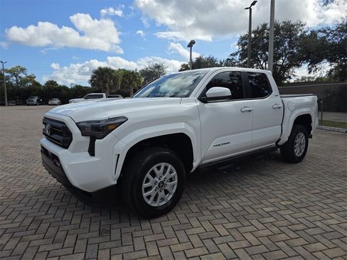 Certified 2025 Toyota Tacoma SR5 image 3