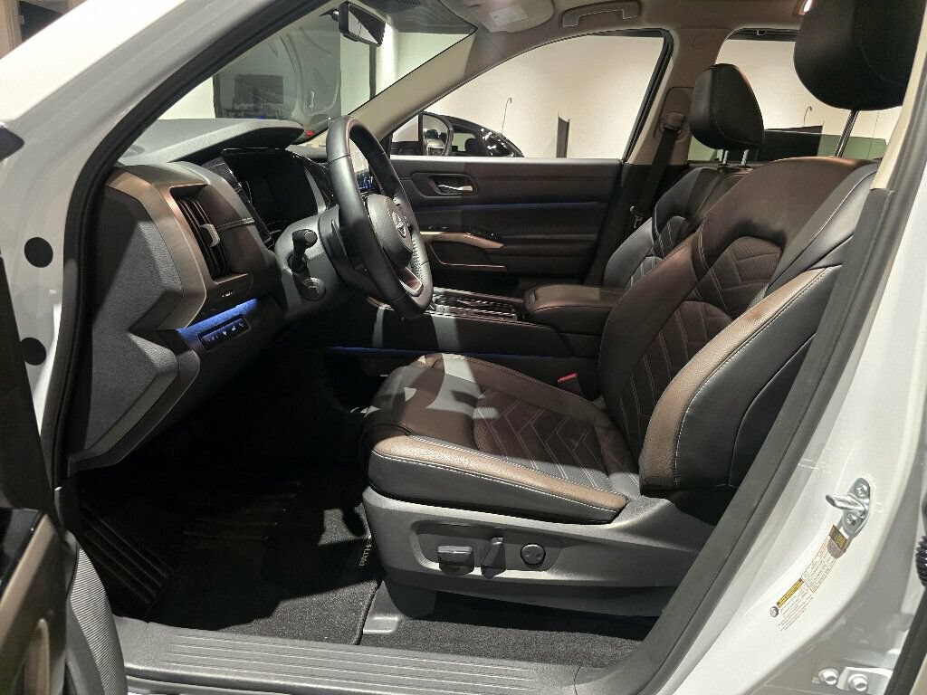 Used 2025 Nissan Pathfinder Platinum w/ Cargo Package FWD image 18