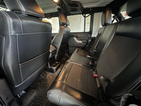 Used 2012 Jeep Wrangler Unlimited Rubicon image 21