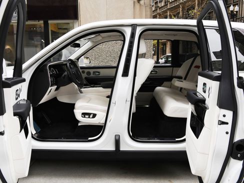 Used 2023 Rolls-Royce Cullinan w/ Cullinan Package image 7