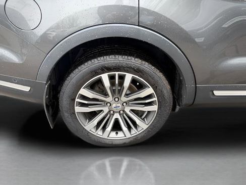 Used 2018 Ford Explorer Platinum image 32