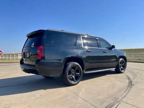 Used 2018 Chevrolet Suburban LT image 3