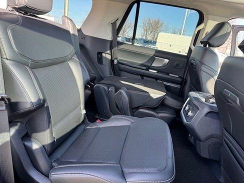 Used 2025 Ford Expedition Platinum w/ Driver's Package AWD/4WD image 39