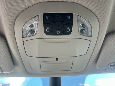 Used 2023 Chrysler Pacifica Touring-L FWD image 3