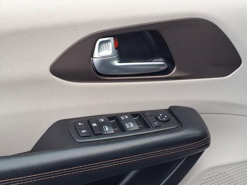 Used 2019 Chrysler Pacifica Touring-L w/ Advanced Safetytec Group image 4