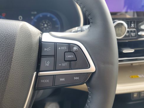 Certified 2025 Toyota Highlander Limited FWD image 25
