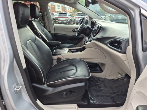 Used 2024 Chrysler Pacifica Limited FWD image 36