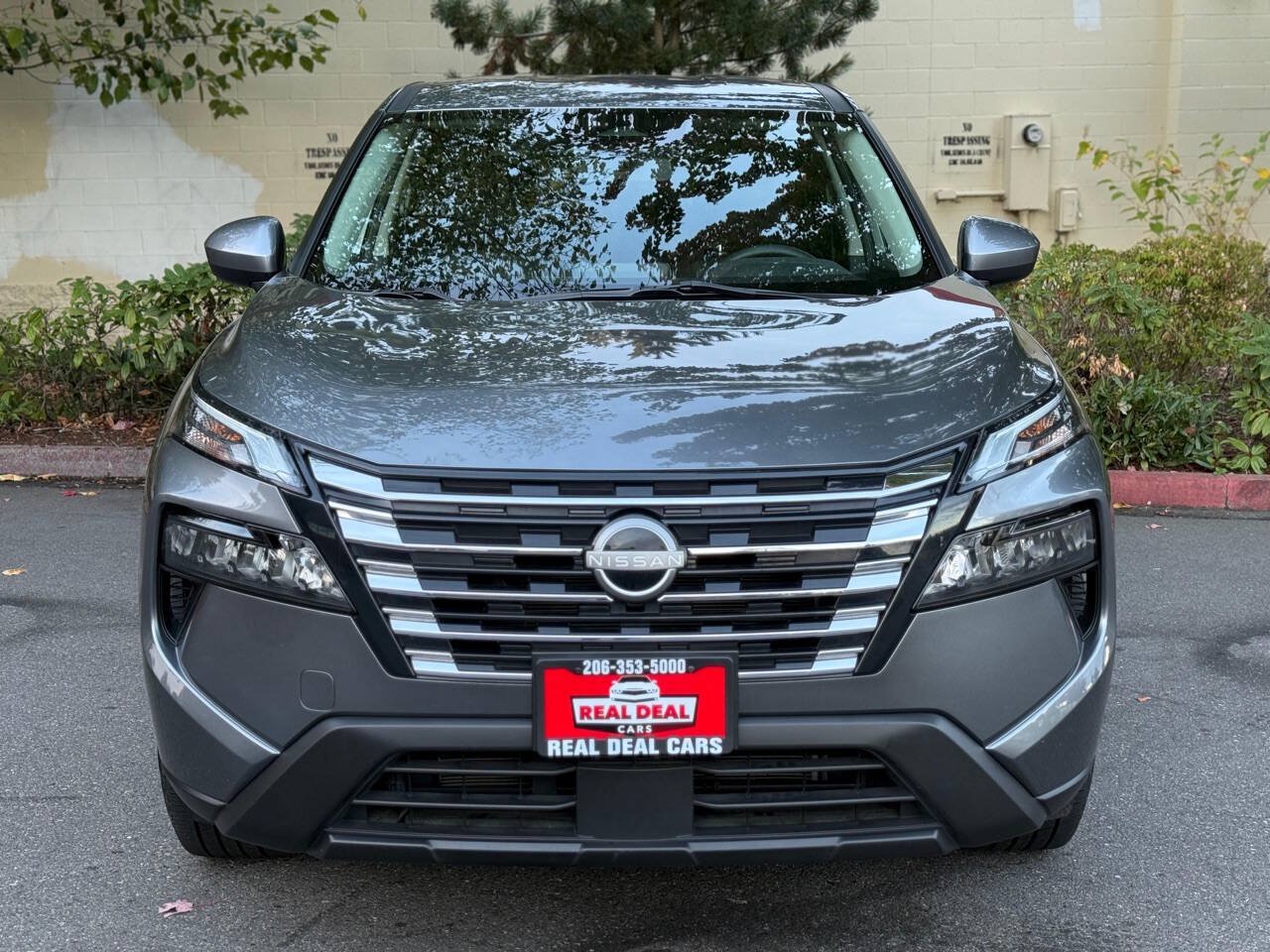 Used 2024 Nissan Rogue SV AWD/4WD image 2