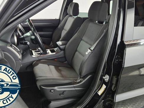 Used 2020 Jeep Grand Cherokee Laredo image 24