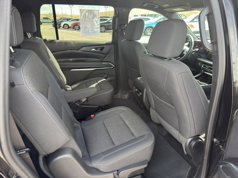 Used 2024 Chevrolet Traverse LT image 11