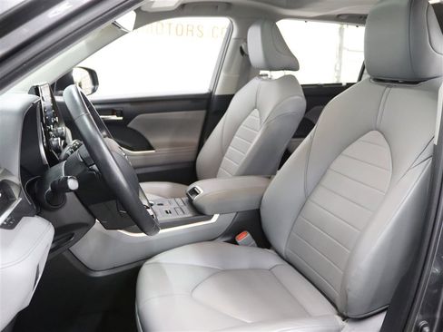 Used 2021 Toyota Highlander XLE image 10