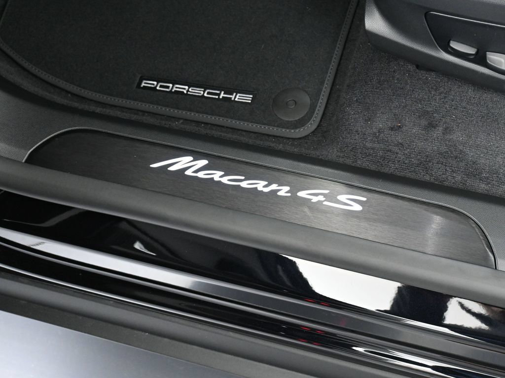 Certified 2025 Porsche Macan 4S Electric AWD/4WD image 16
