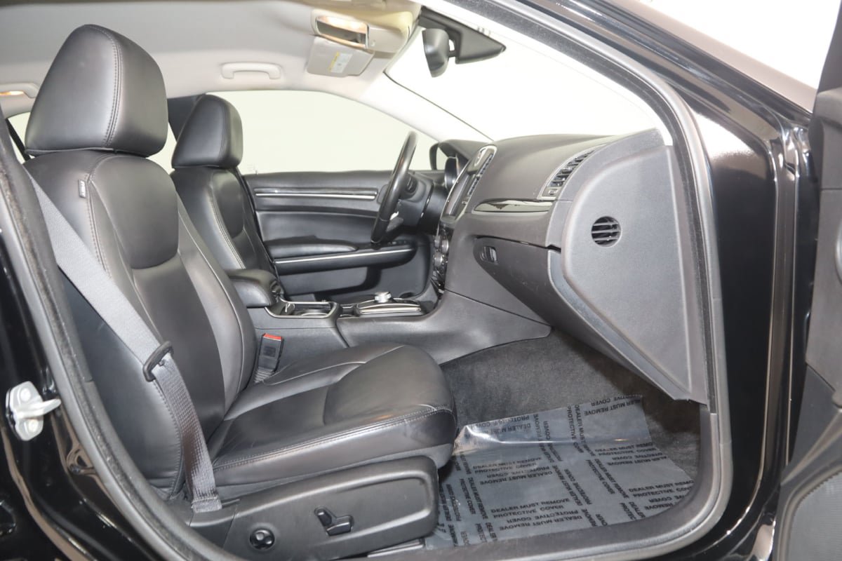 Used 2015 Chrysler 300 Limited RWD image 11