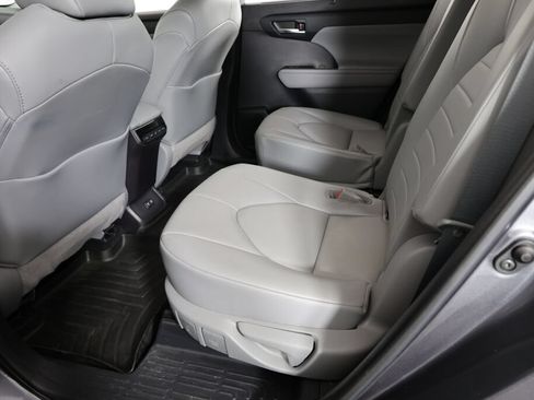Used 2021 Toyota Highlander XLE AWD/4WD image 17