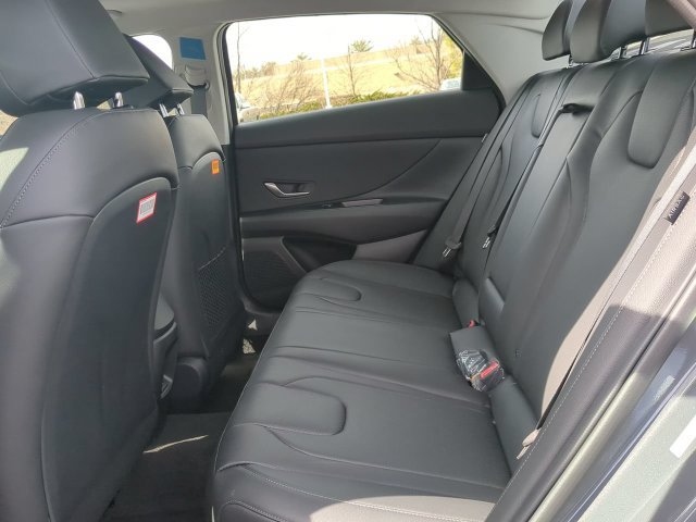 Used 2025 Hyundai Elantra Limited FWD image 12