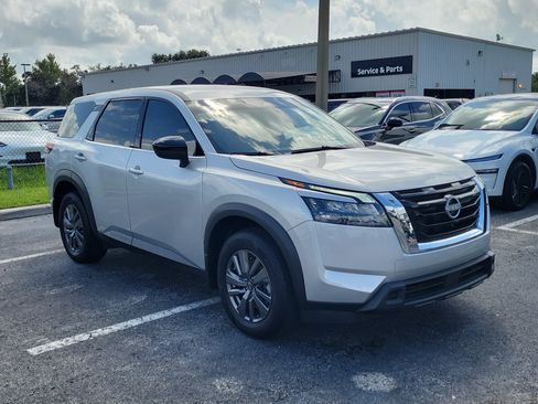 Certified 2025 Nissan Pathfinder S FWD image 3