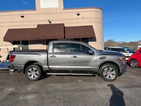 Used 2017 Nissan Titan SL AWD/4WD image 4