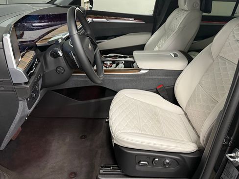 Used 2025 Cadillac Escalade Sport Platinum AWD/4WD image 19