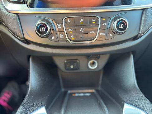 Used 2023 Chevrolet Traverse LT image 24