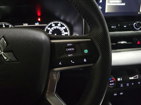 Used 2025 Mitsubishi Outlander SE image 27