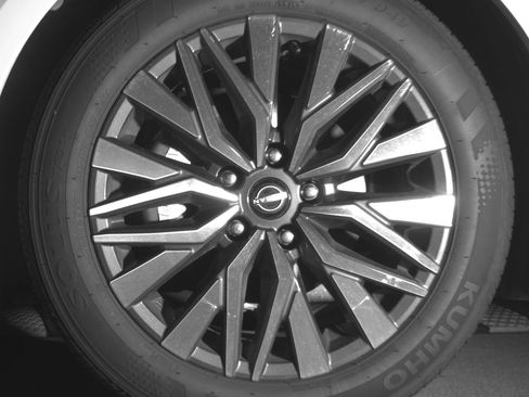 Used 2025 Nissan Altima 2.5 SV FWD image 12