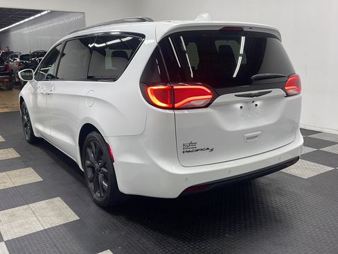 Used 2020 Chrysler Pacifica Touring-L w/ S Appearance Package FWD image 15