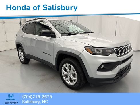 Used 2024 Jeep Compass Latitude AWD/4WD image 1