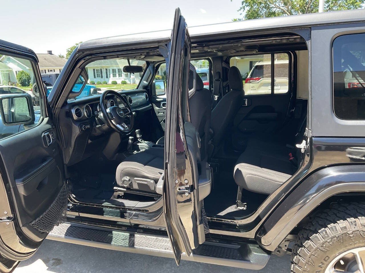 Used 2020 Jeep Wrangler Unlimited Sahara AWD/4WD image 9